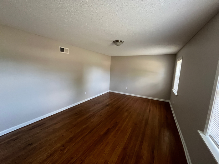 1585 Carol Dr - Photo 3 of 21