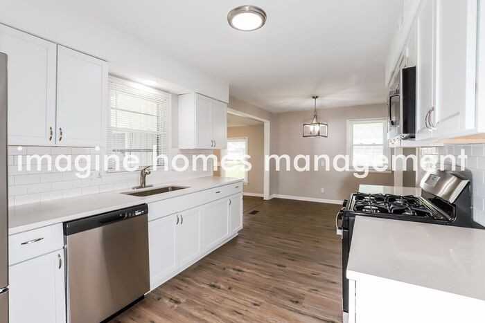 411 Stuart St - Photo 5 of 15