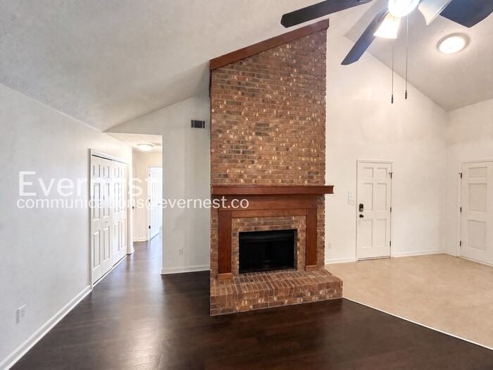 3615 Winterberry Ln - Photo 3 of 10