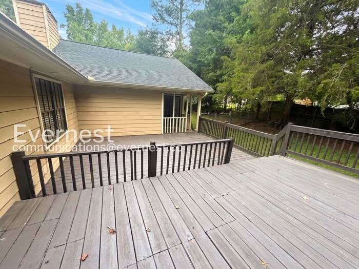 3615 Winterberry Ln - Photo 4 of 10