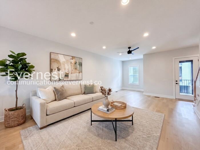 1011 44th Ave N #8 - Photo 3 of 30