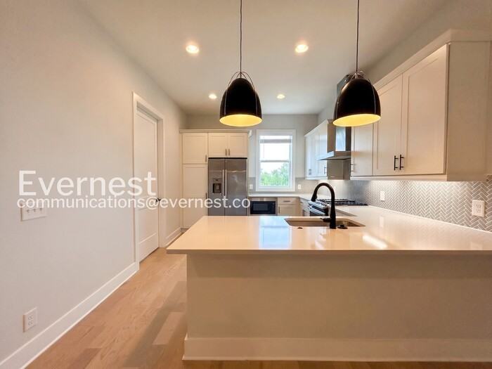 1011 44th Ave N #8 - Photo 7 of 30
