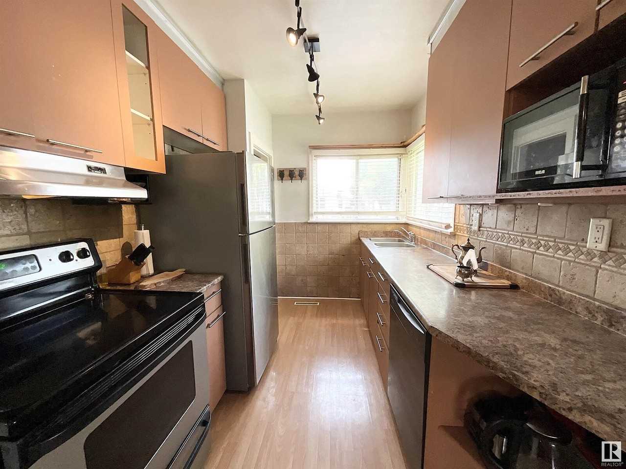 12803 124 St Nw - Photo 4 of 24