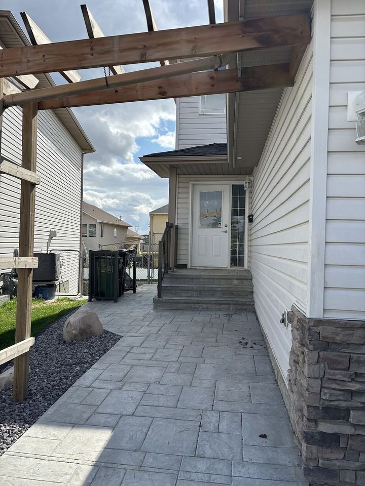 8061 166a Ave Nw - Photo 2 of 34