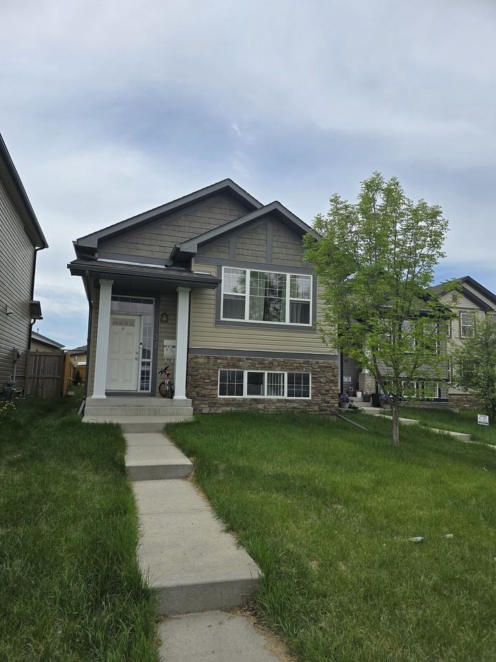 37 Martinvalley Cres Ne - Photo 2 of 10