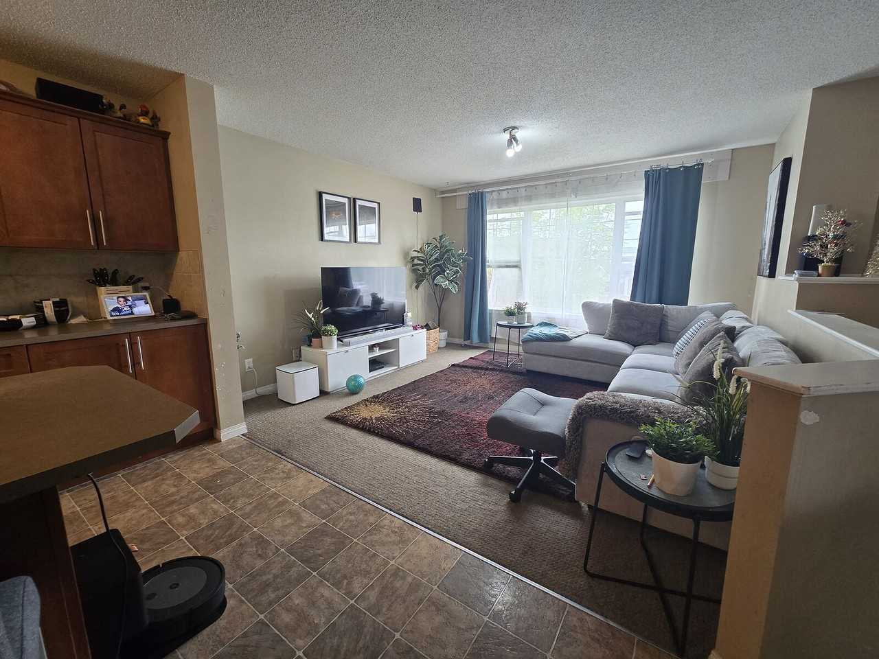 37 Martinvalley Cres Ne - Photo 3 of 10