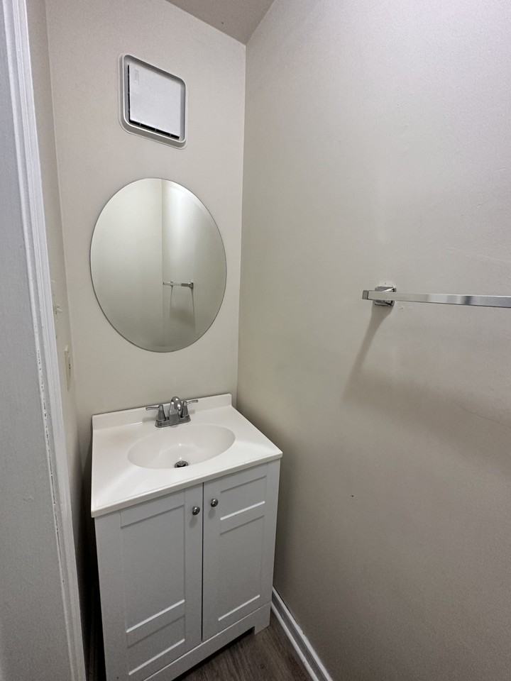 15210 Broadwater Ct #15210 - Photo 3 of 11