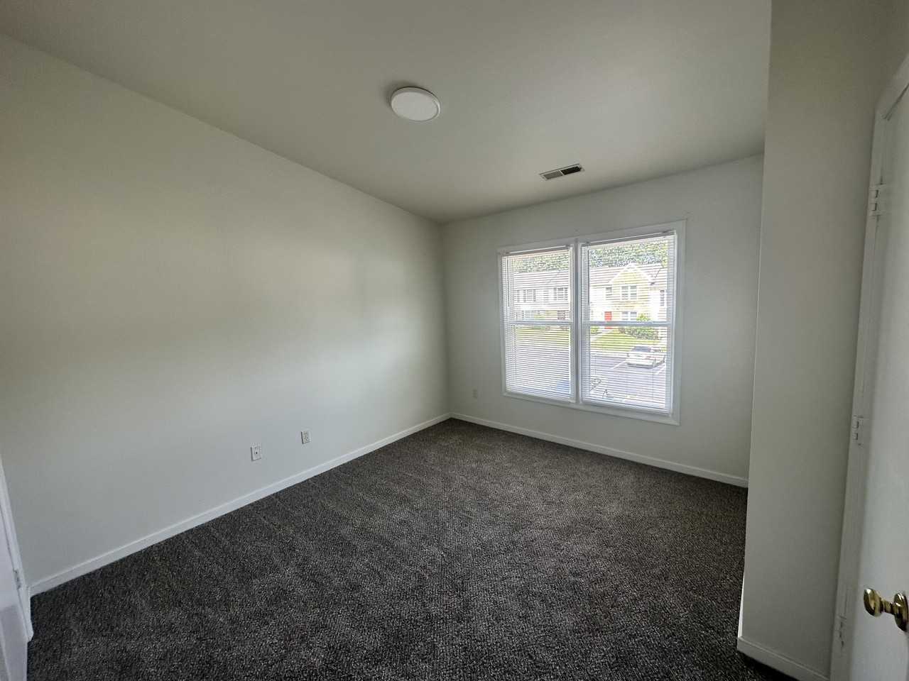 15210 Broadwater Ct #15210 - Photo 5 of 11