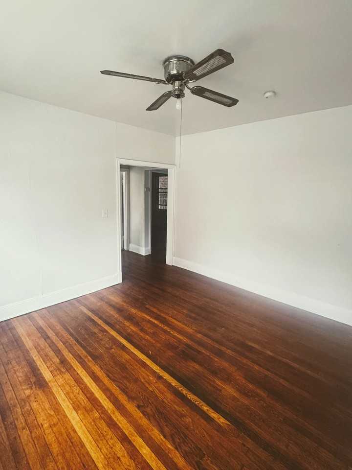 203 N Plum St #4 - Photo 3 of 14