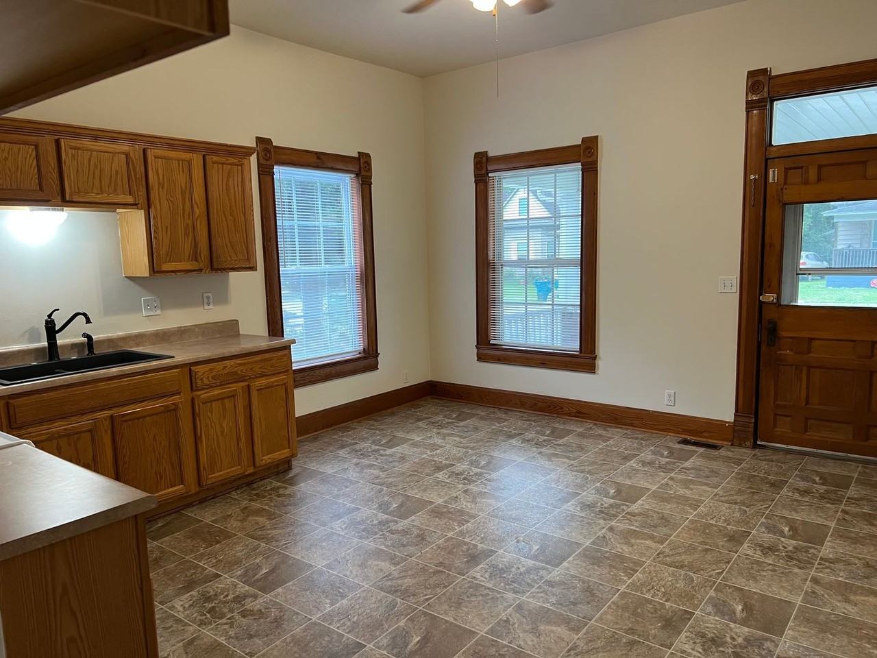 1444 N Texas Ave - Photo 3 of 12