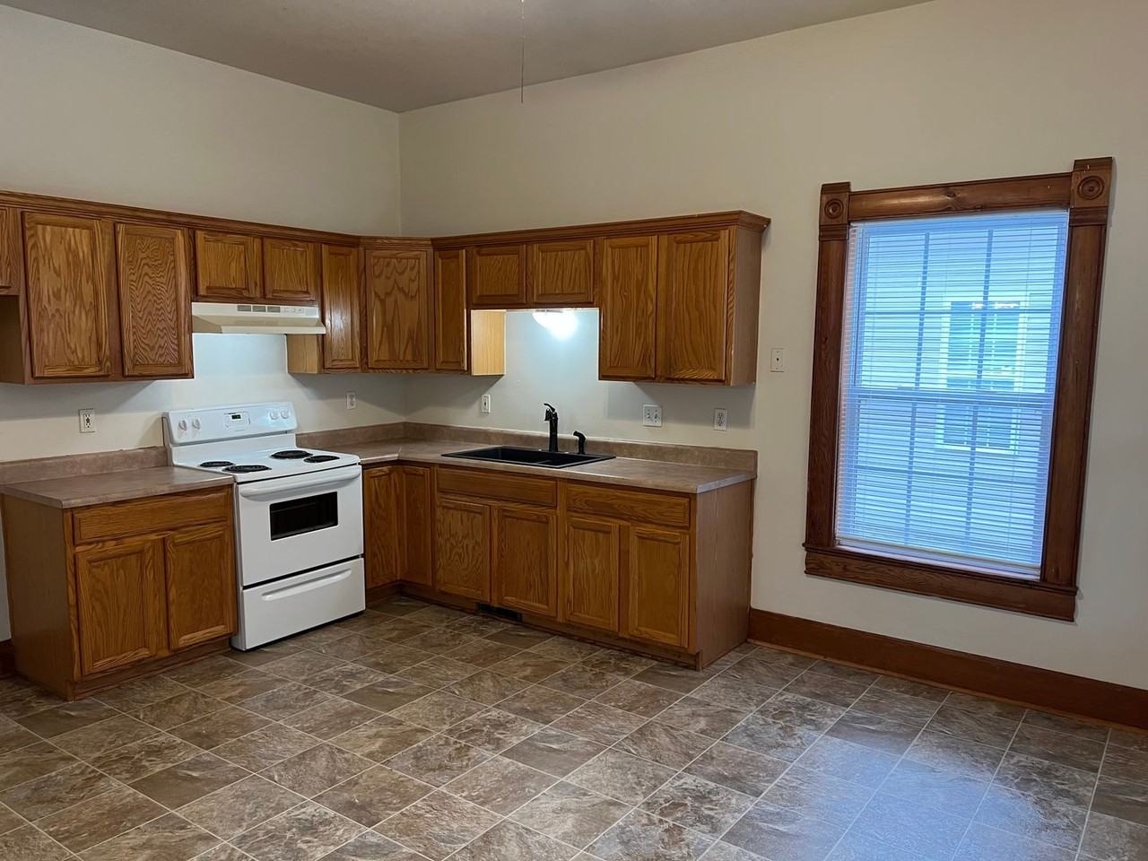 1444 N Texas Ave - Photo 4 of 12