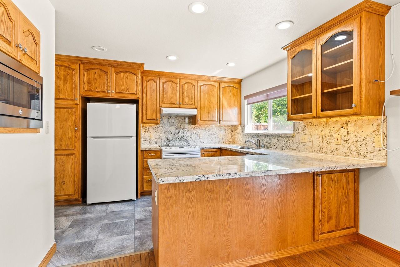 8525 Bandon Dr - Photo 5 of 20