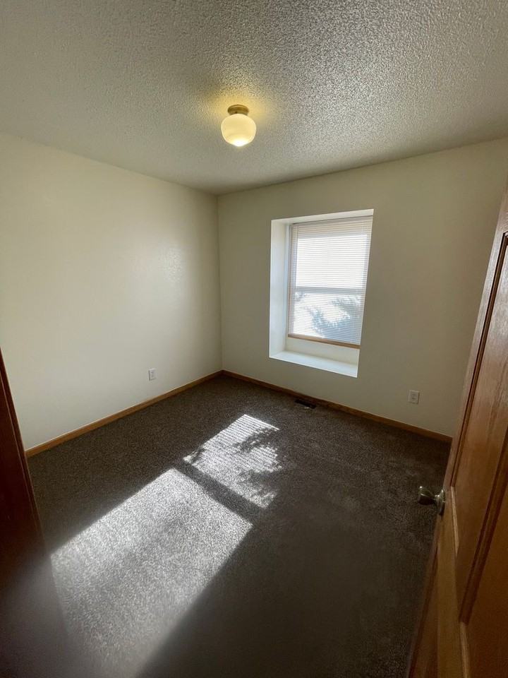 2315 43rd Avenue Ct - Photo 6 of 16