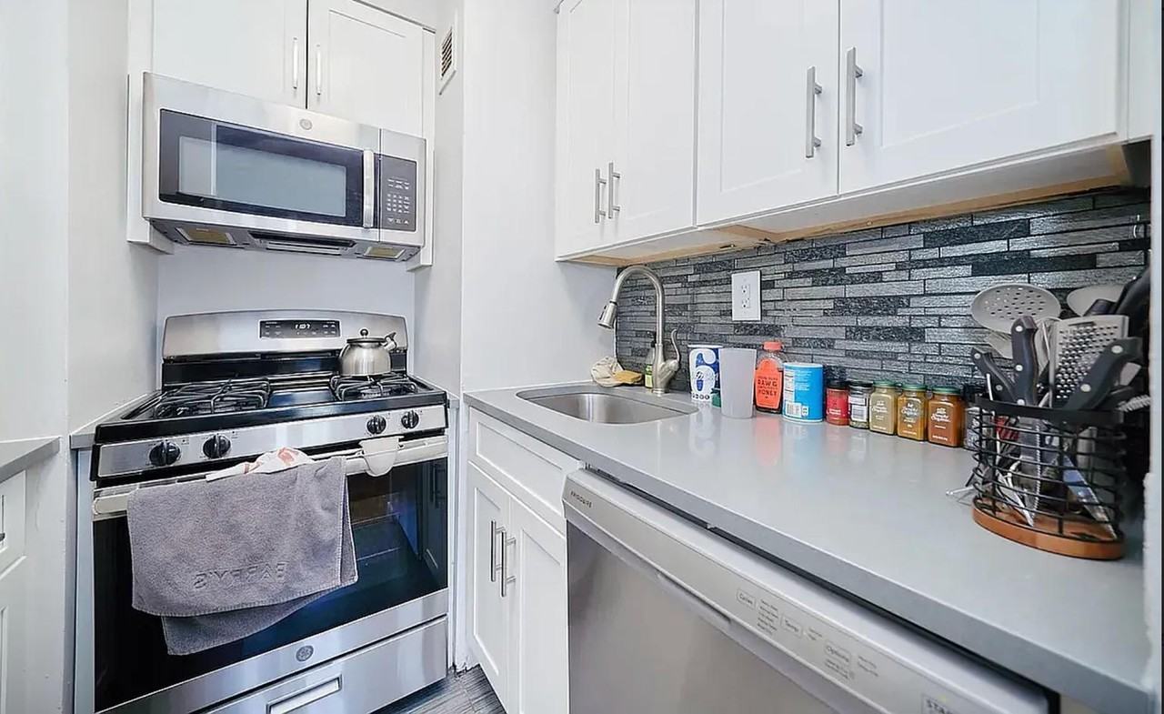 337 W 43rd St #2D - Photo 4 of 10