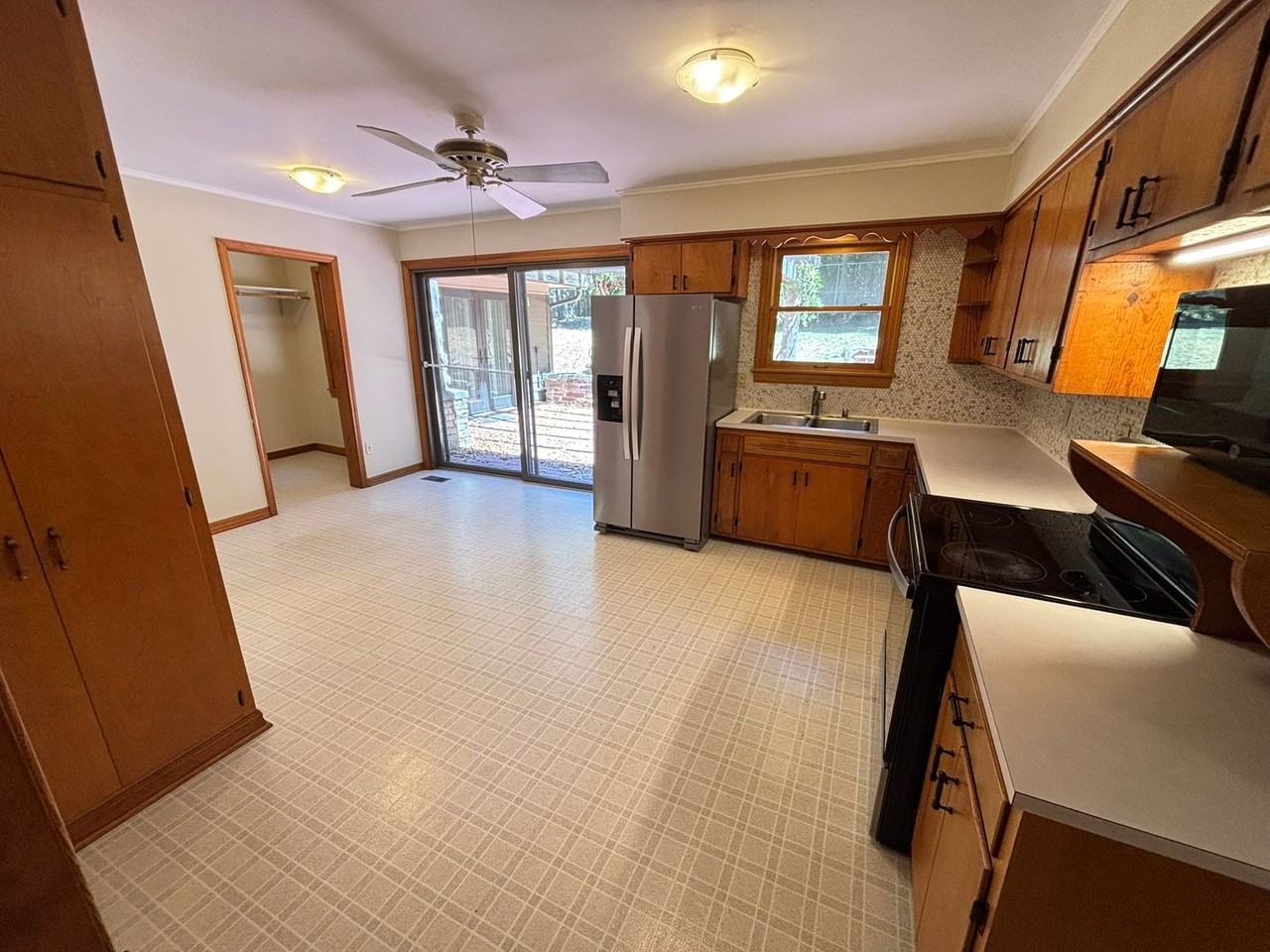 1054 N Eva Ave - Photo 7 of 20