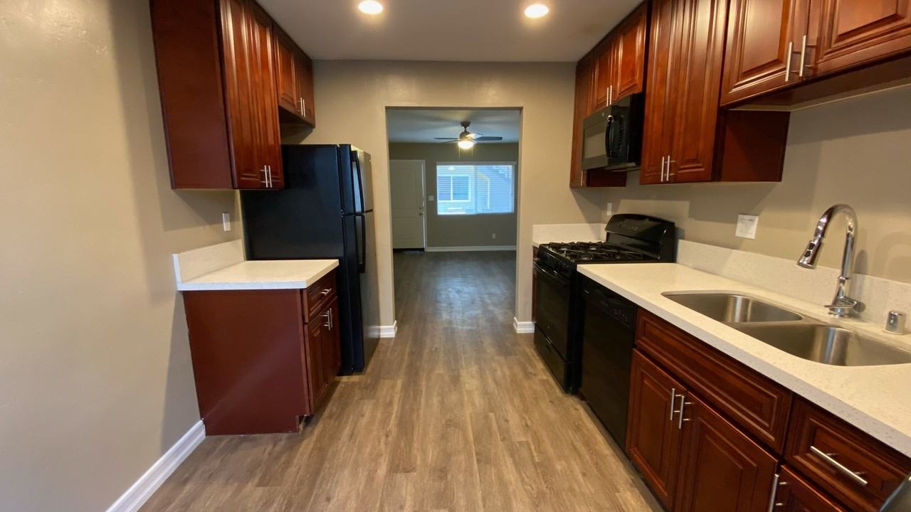 4245 Euclid Ave - Photo 5 of 18