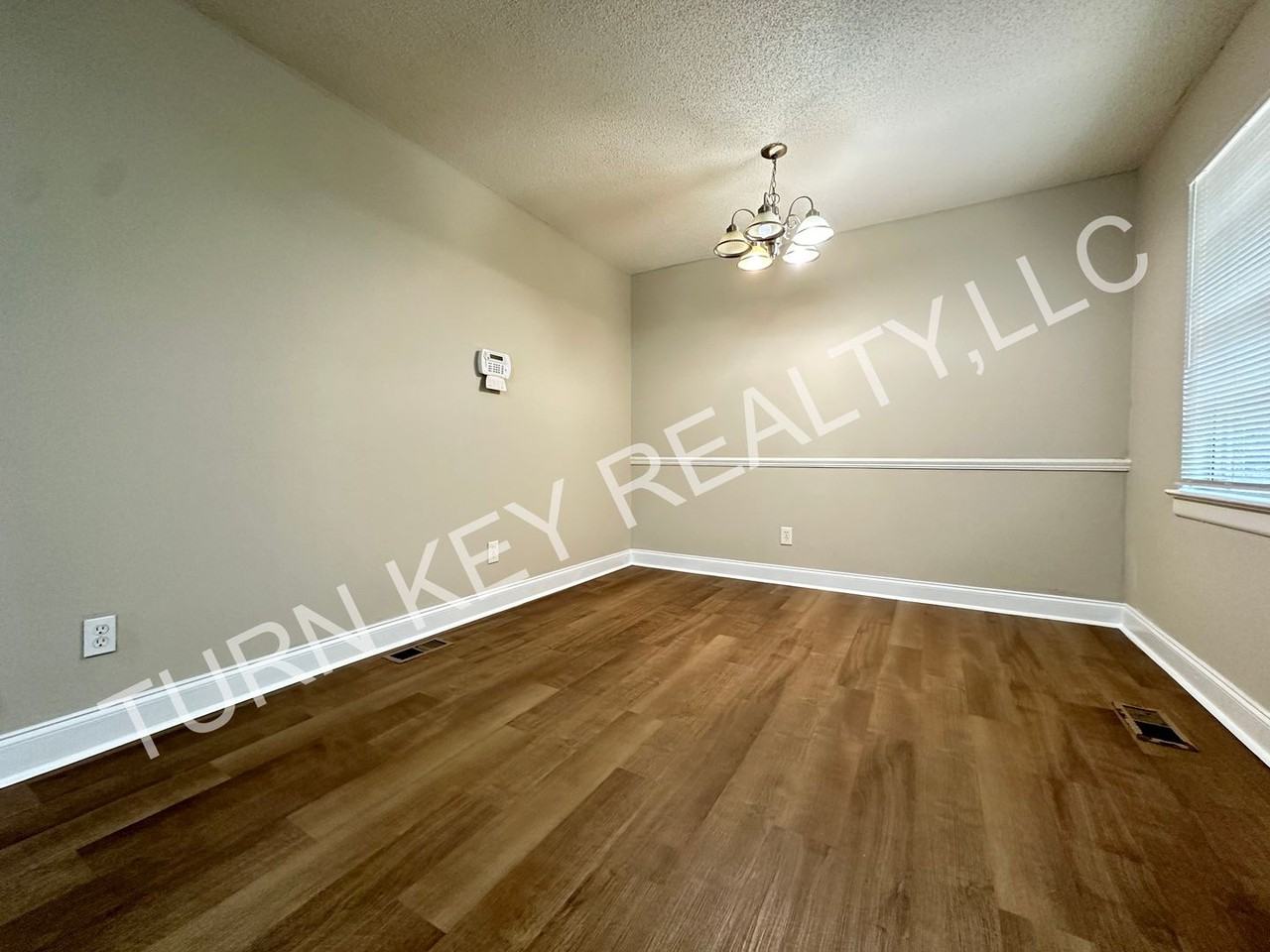 1608 Azalea Dr - Photo 3 of 11