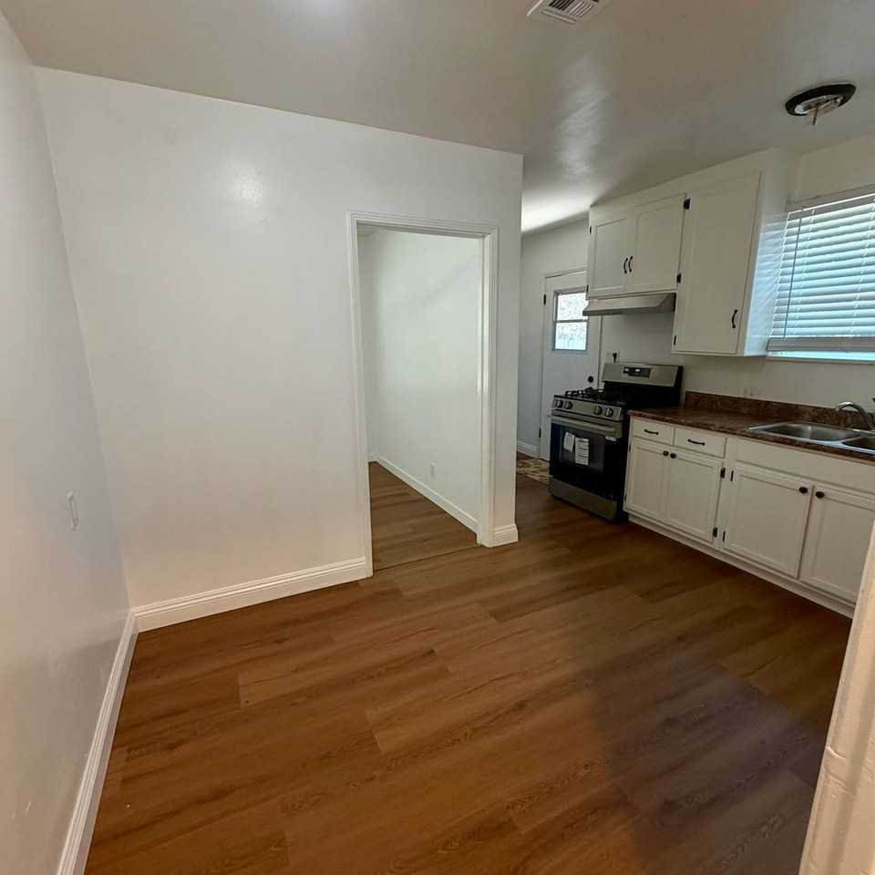 18757 Wyandotte St - Photo 2 of 17