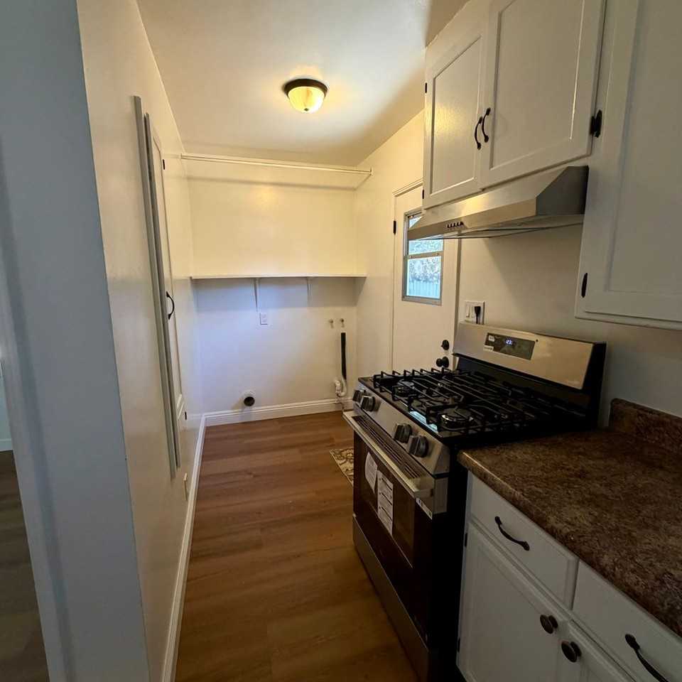 18757 Wyandotte St - Photo 4 of 17