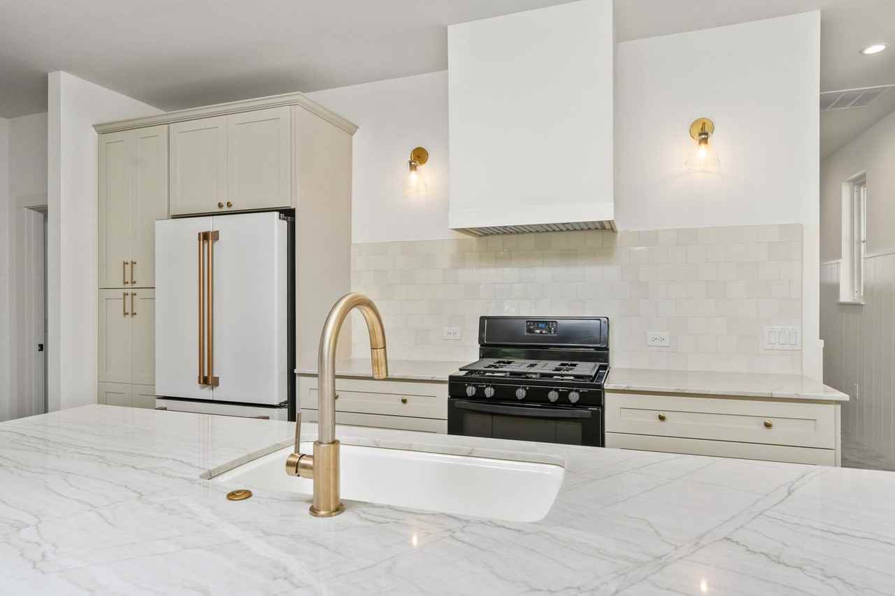 1113 W 22nd 1/2 St - Photo 4 of 50