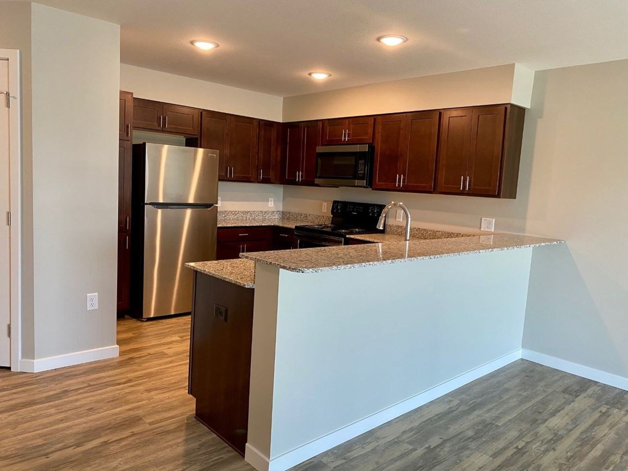 950 W 31st St - Photo 5 of 27