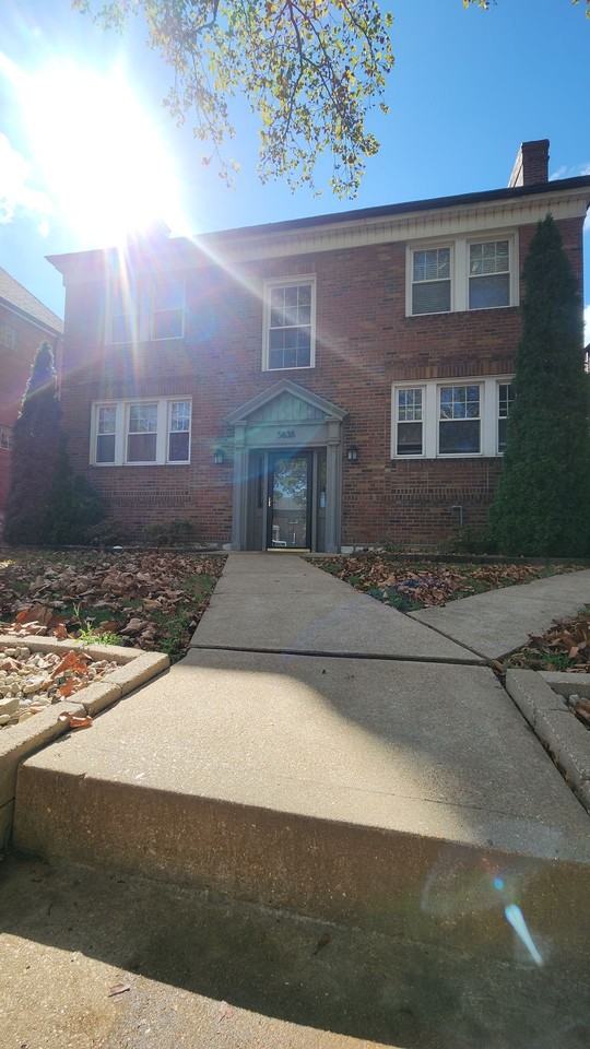 One Bedroom Apartment with Garage Parking! - Photo 2 of 7