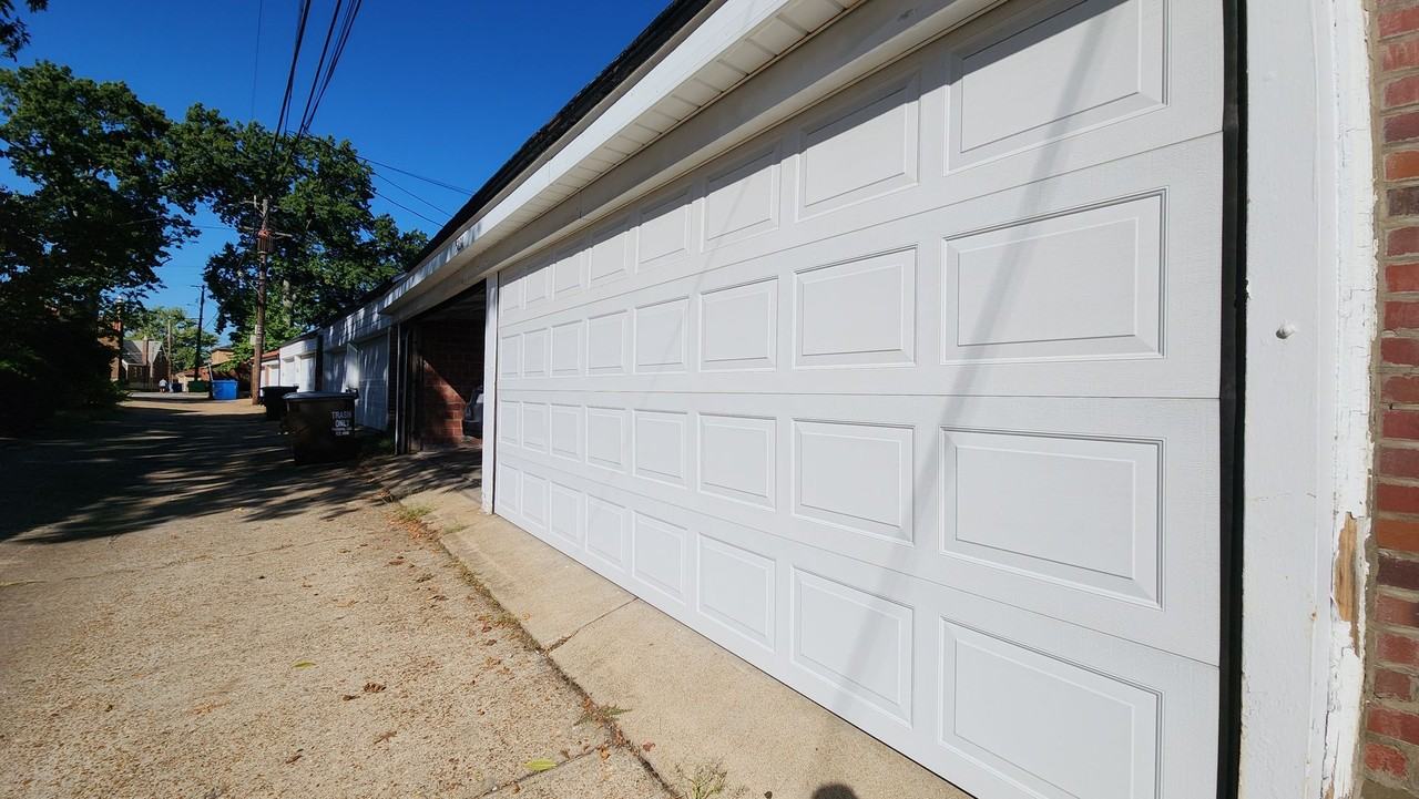 One Bedroom Apartment with Garage Parking! - Photo 4 of 7