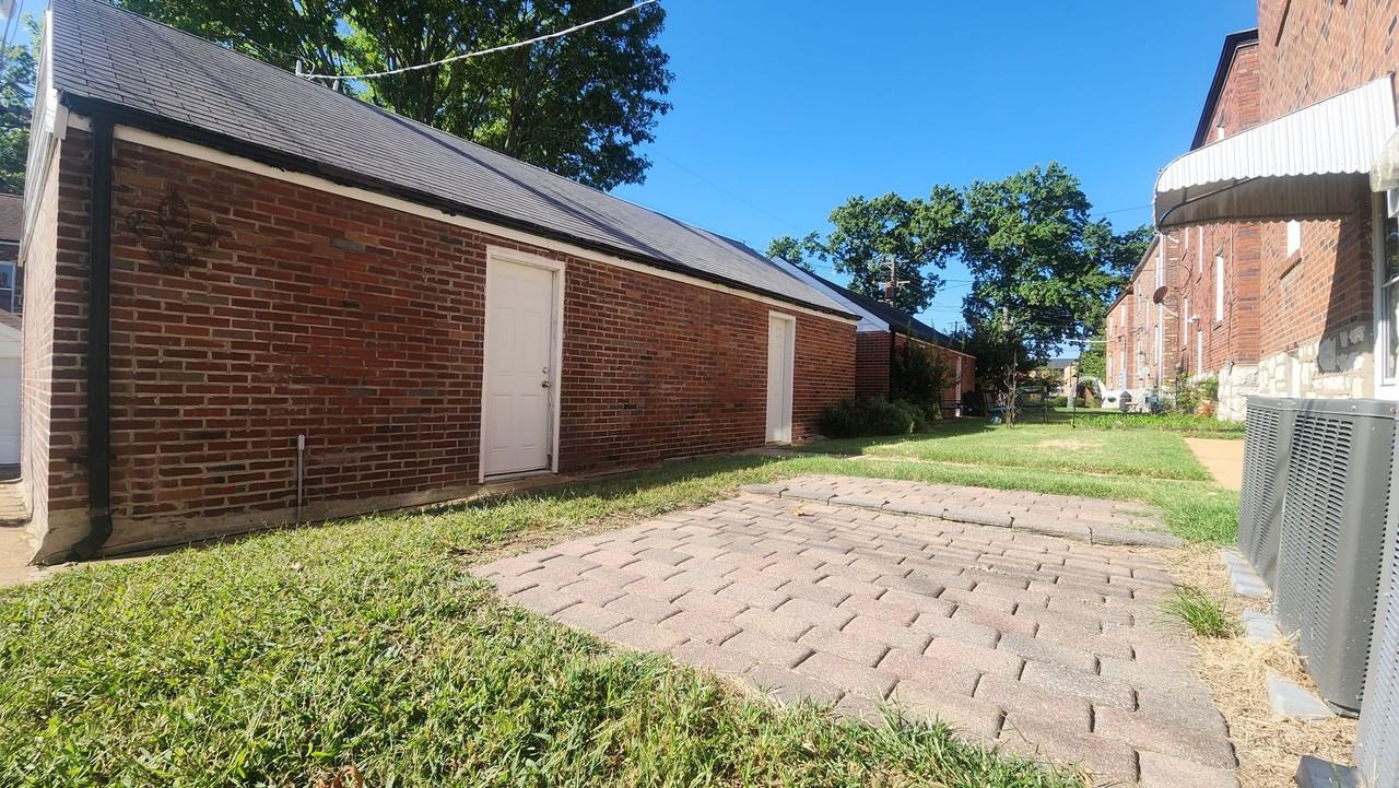 One Bedroom Apartment with Garage Parking! - Photo 7 of 7