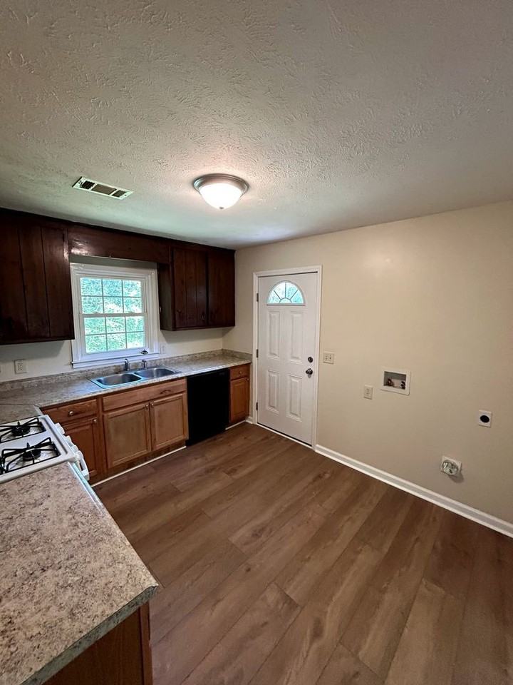 61 Shepard St - Photo 3 of 16