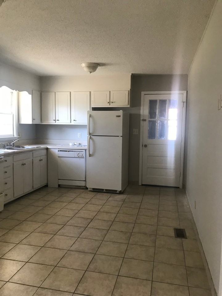 5947 Lexington Dr - Photo 3 of 6