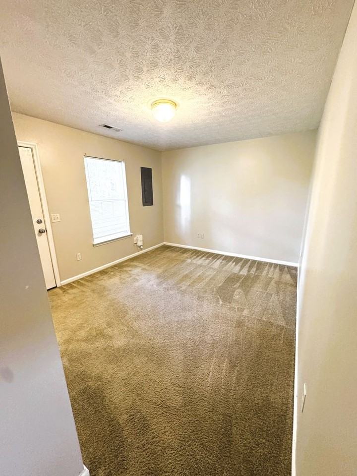 315 Emerson Ln - Photo 4 of 17