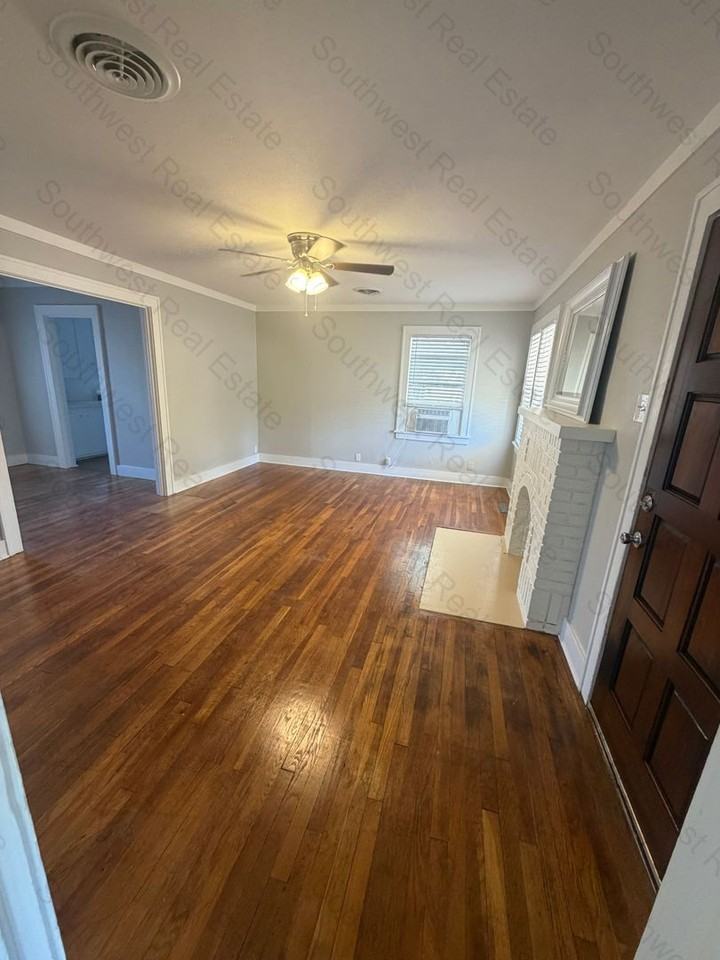 200 E 12th St - Photo 4 of 9