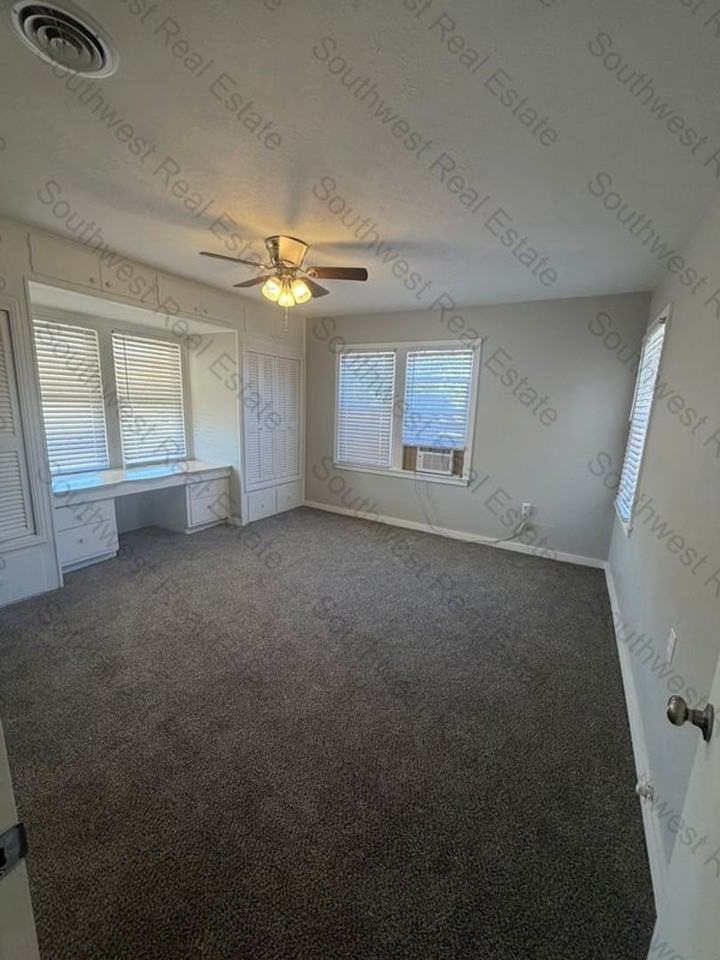 200 E 12th St - Photo 6 of 9