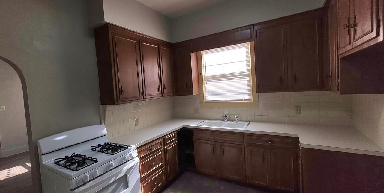 626 W Lynn St - Photo 5 of 6