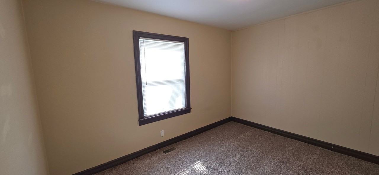 436 S Newton Ave - Photo 5 of 8