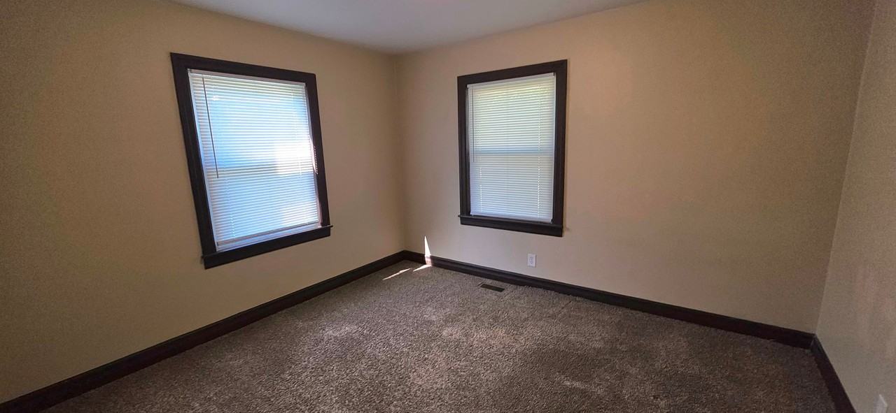 436 S Newton Ave - Photo 6 of 8