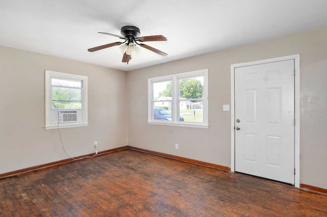 708 S West Ave - Photo 3 of 11