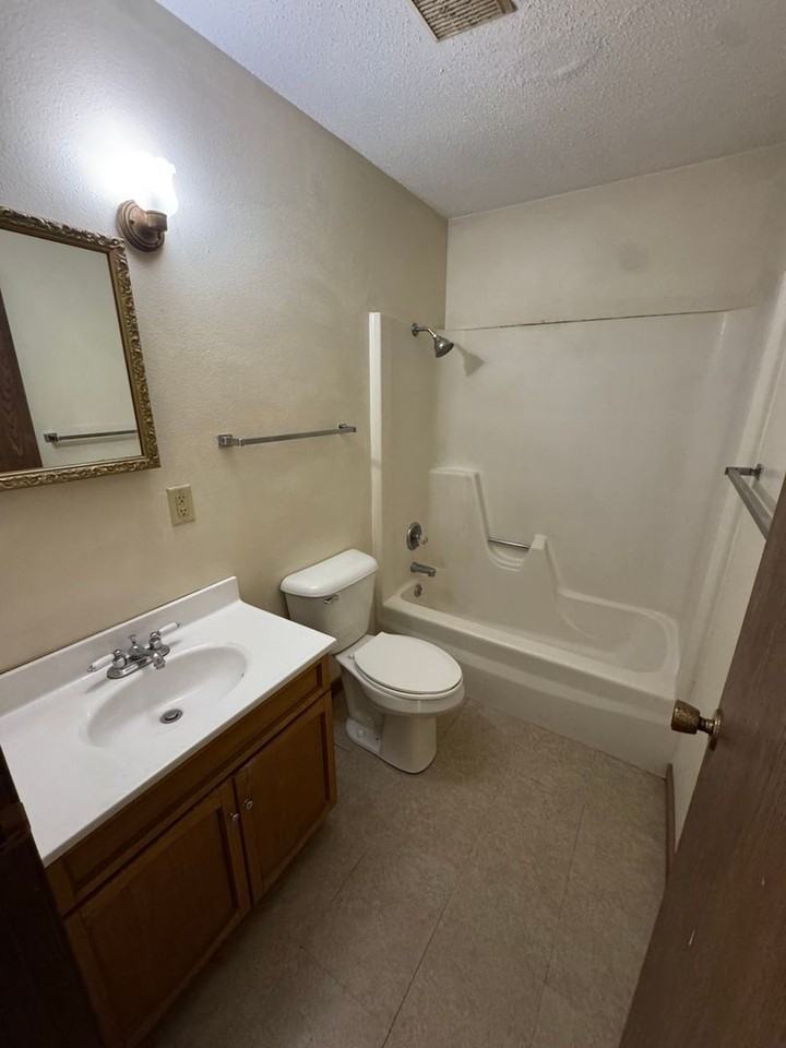 721 Westridge Rd - Photo 4 of 8