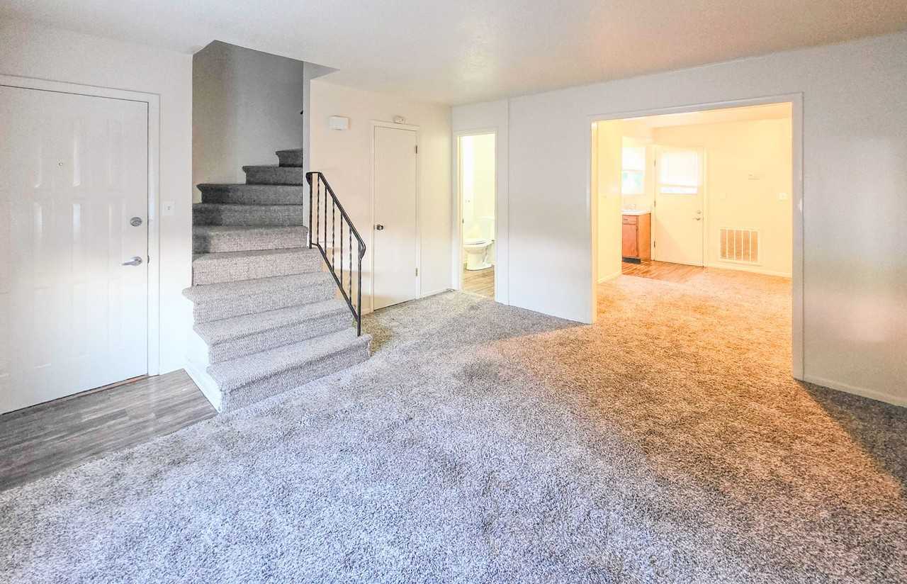 1001 Flanders Ln - Photo 2 of 19