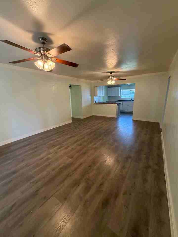 430 W Kennedy St - Photo 2 of 4