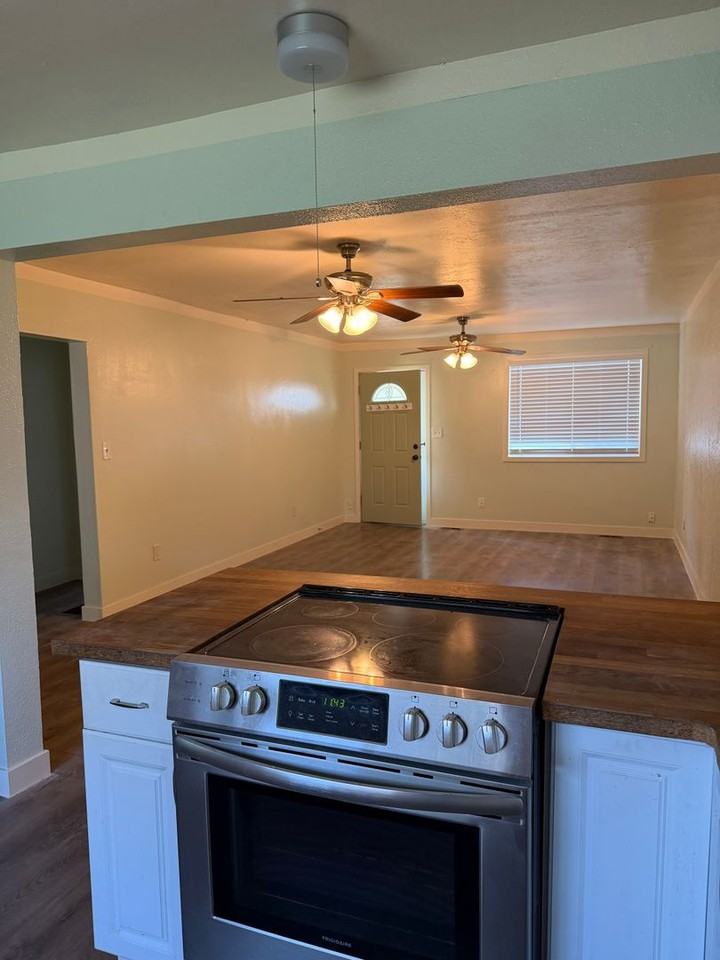 430 W Kennedy St - Photo 3 of 4