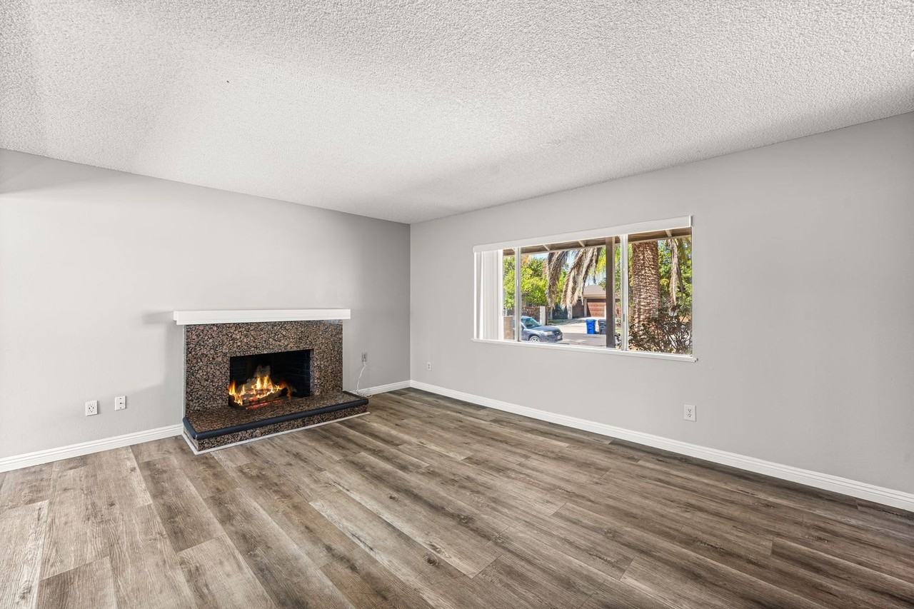 8469 Edwin St - Photo 4 of 17