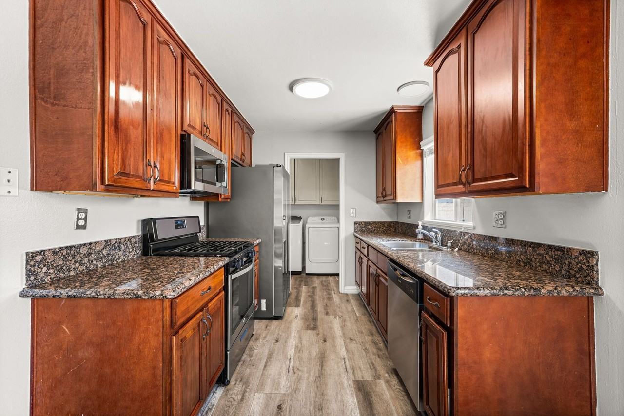 8469 Edwin St - Photo 6 of 17