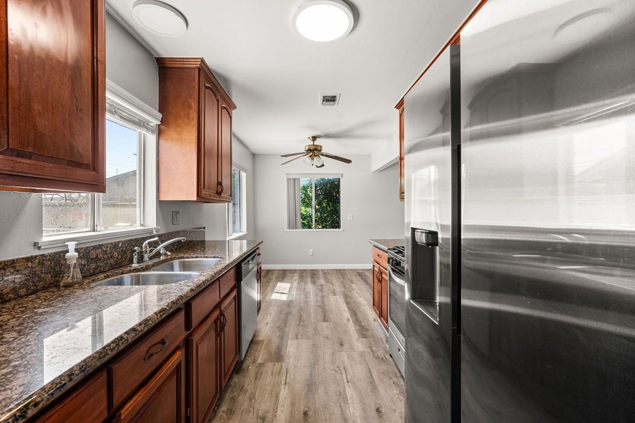 8469 Edwin St - Photo 7 of 17