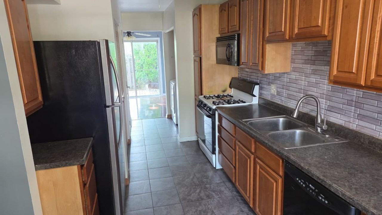 505 Nebraska Cir - Photo 4 of 32