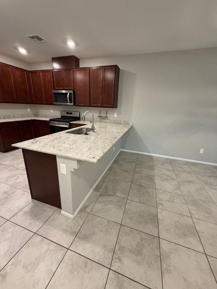 916 Riggs Flats Ave - Photo 3 of 40