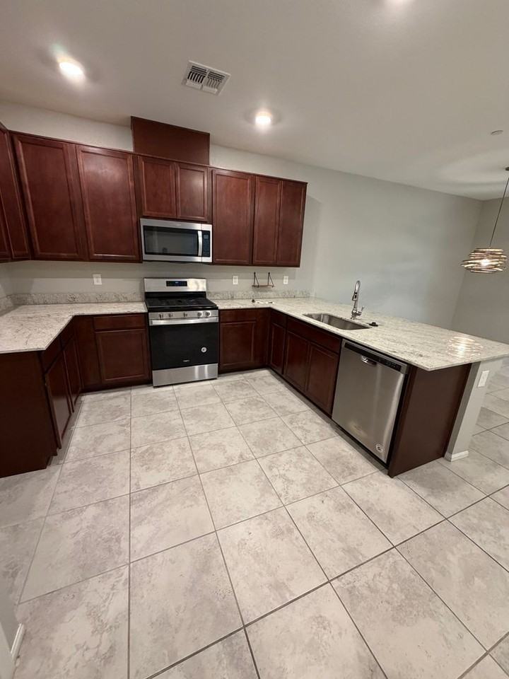 916 Riggs Flats Ave - Photo 4 of 40
