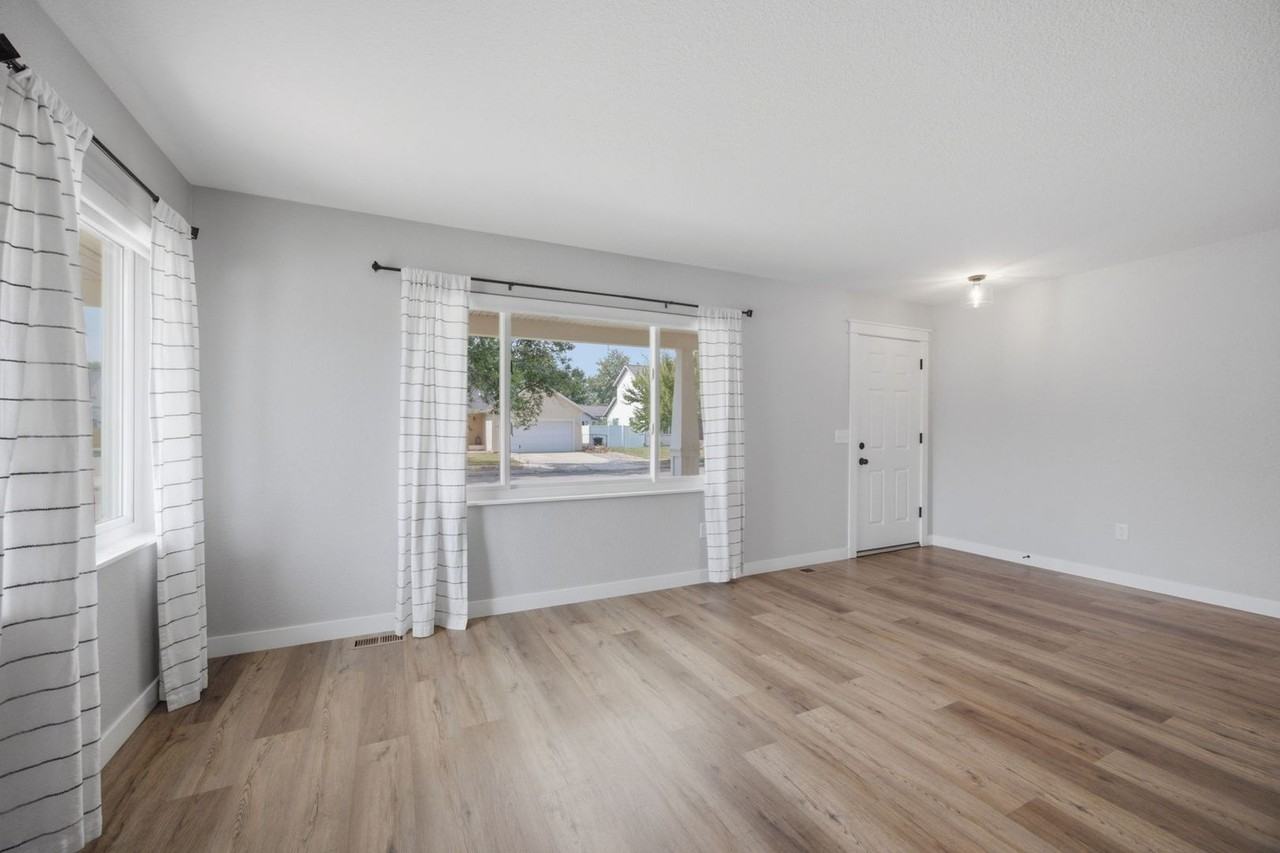 2704 Stratford Ln - Photo 4 of 37