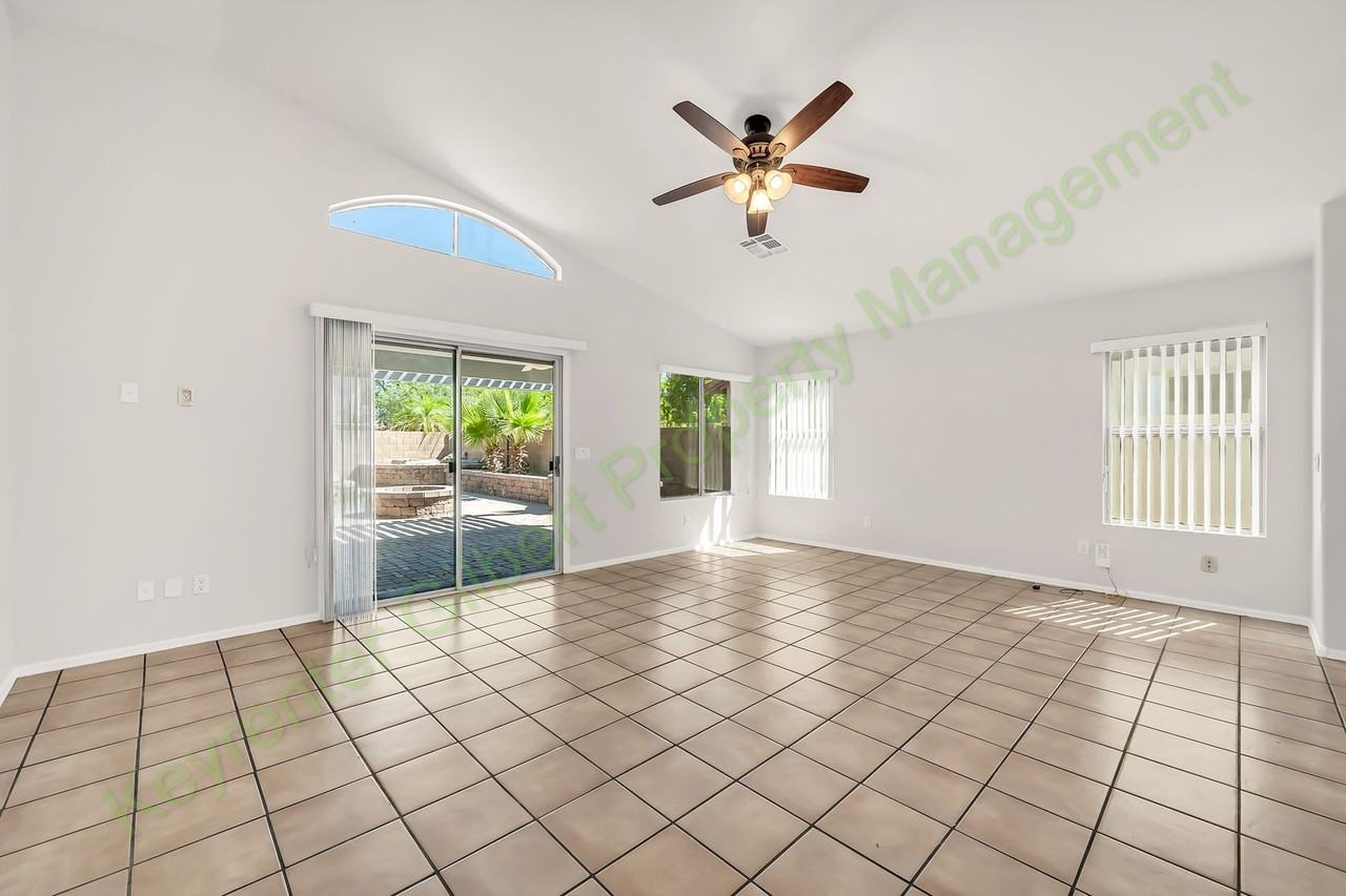 1284 W Kingbird Dr - Photo 5 of 36