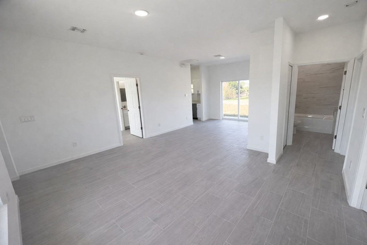 1141 Columbo Ave S - Photo 5 of 18
